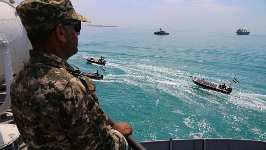 La tregua resiste con fragilidad en Ormuz entre amenazas y maniobras militares