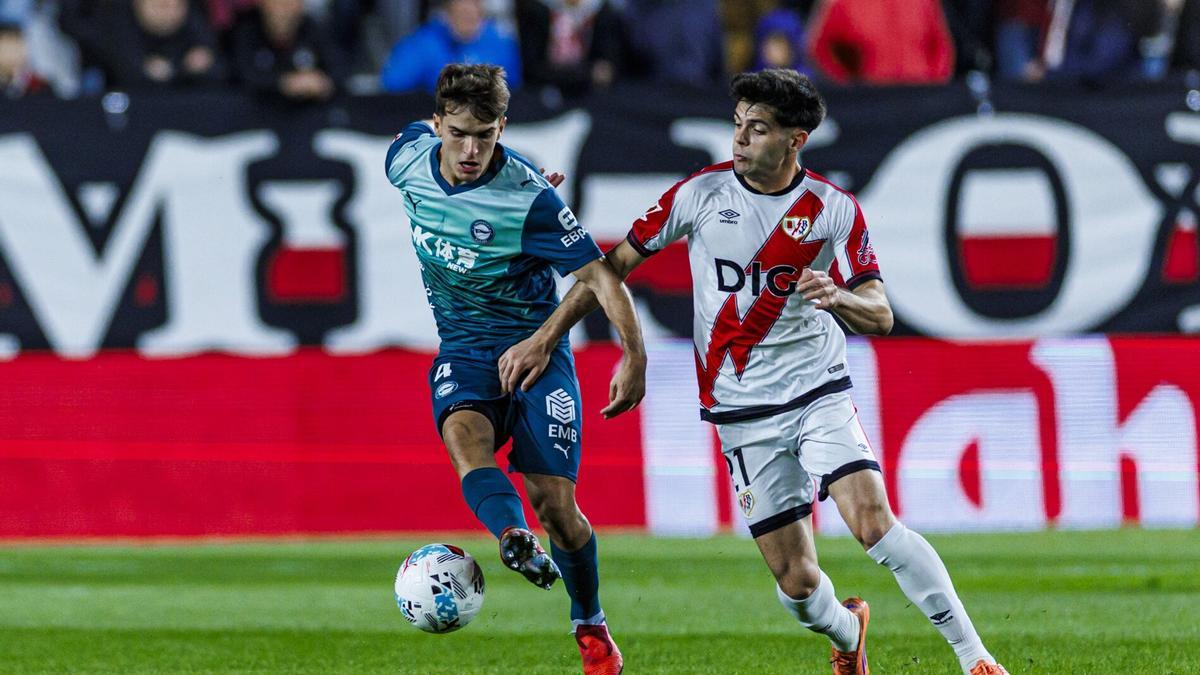 Denis Suárez controla el balón frente a la presión de Fran Pérez. Denis Suárez controla el balón frente a la presión de Fran Pérez.