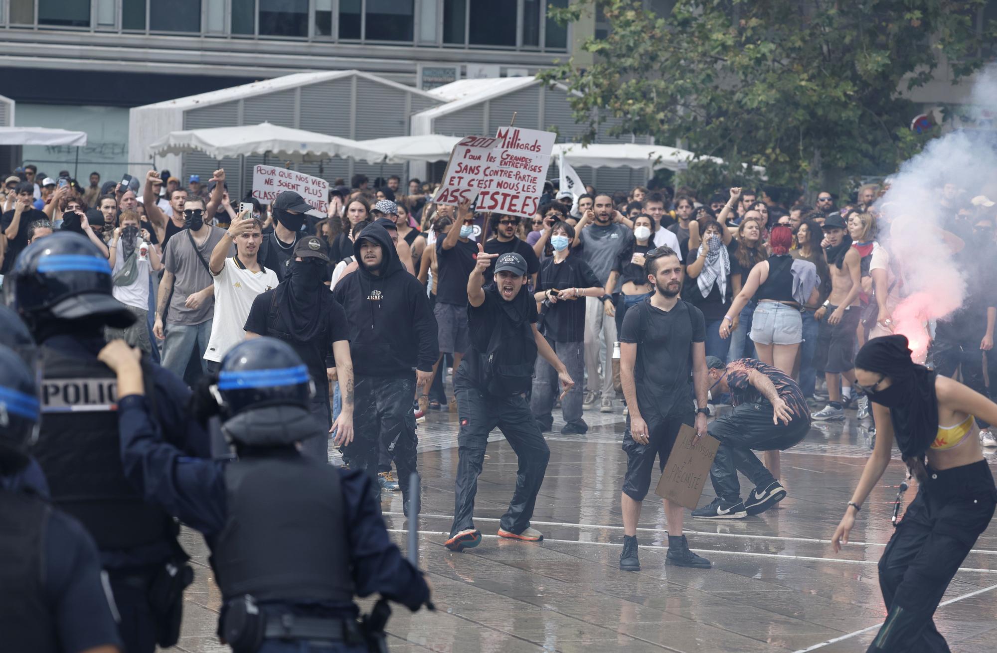 Casi 300 detenidos en una jornada de movilizaciones y bloqueos en Francia