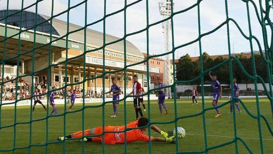 Kepa, que debutó con la camiseta del Valladolid, despeja abajo un tiro cruzado de Óscar de Marcos.