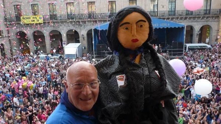 &quot;Felixin&quot;, que lanzará hoy el txupinazo con &quot;Guti&quot;, recogiendo a Bitorianatxo tras su bajada.