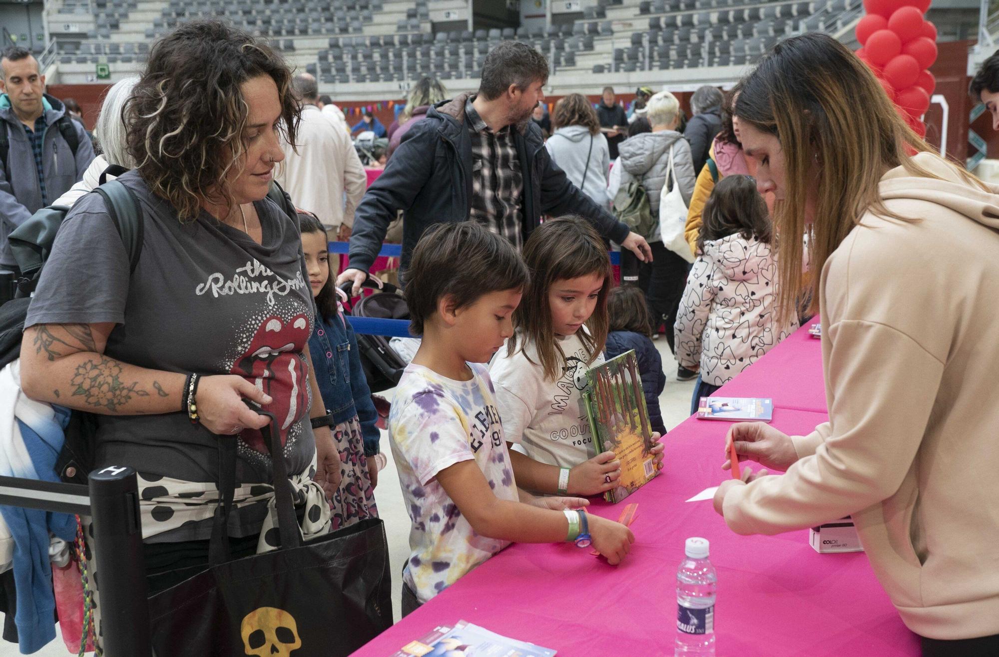 El Iradier, convertido en mercado de trueque de libros
