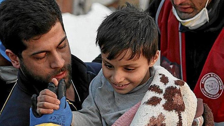 Un niño se reencuentra con su padre tras ser rescatado.