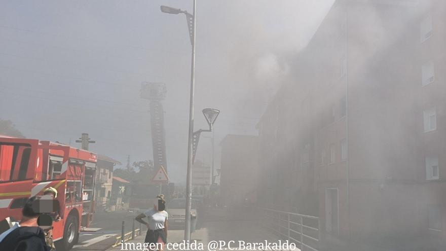 Una persona herida en un incendio en un piso de Ortuella