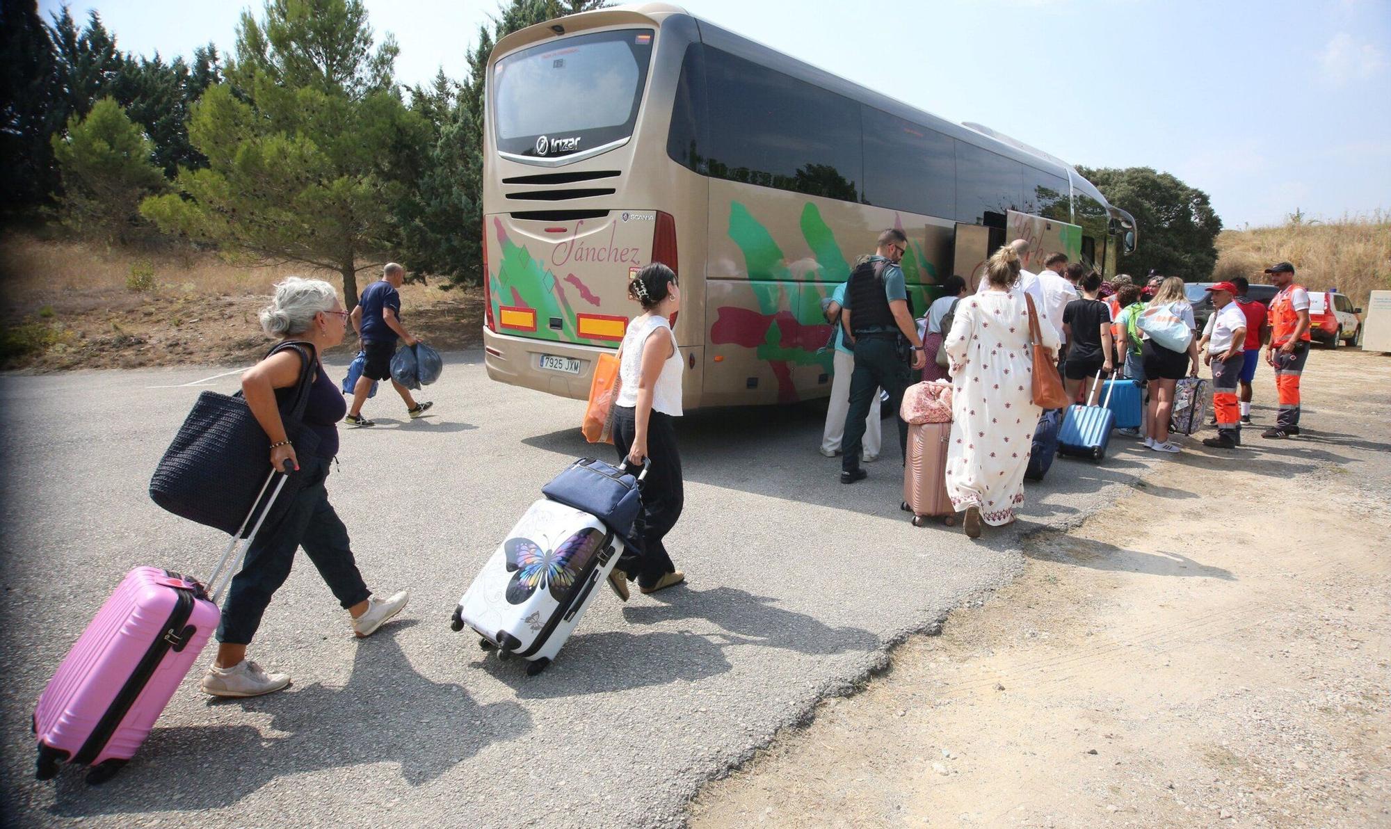 Los 180 viajeros del tren averiado, evacuados a Olite desde las piscinas de Pueyo