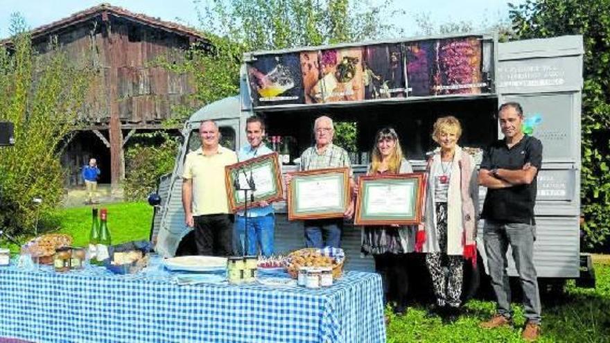 Los premiados en el concurso de sidra y las autoridades, junto a la Cider-Truck.