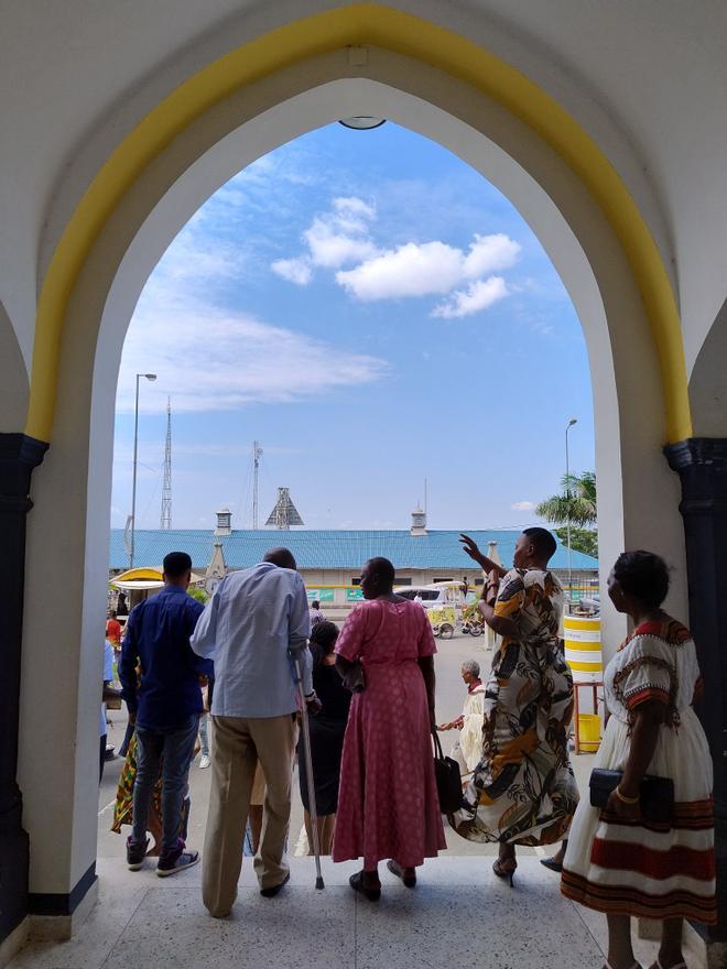 Domingo a la salida de misa de la Catedral de San José.