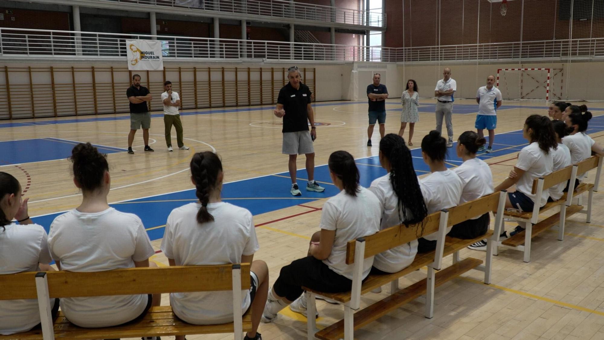 El entrenador, Juantxo Ferreria, se dirige a las jugadoras.