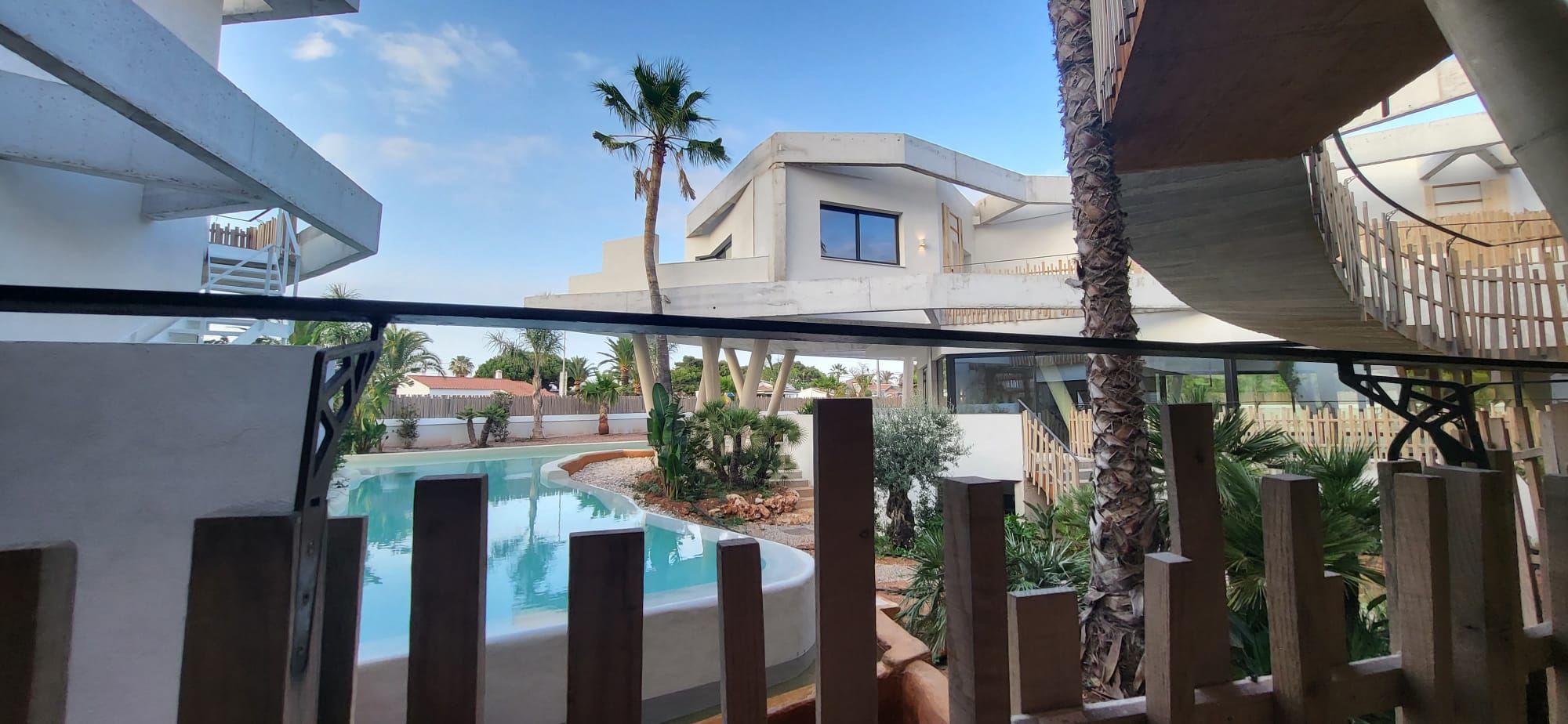 Lo rompedora piscina Mediterranean Sea, diseñada por una constructora donostiarra, para un hotel en Menorca