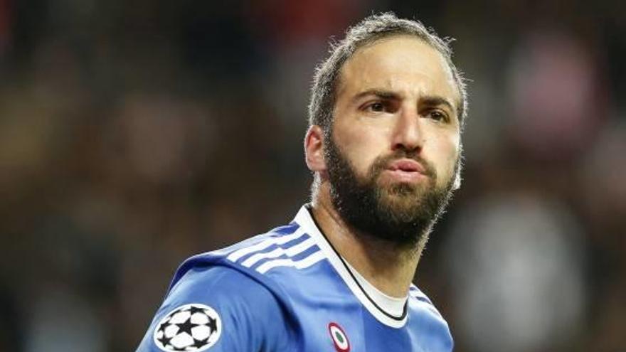 Higuaín y Dani Alves allanan el camino a Cardiff del Juventus