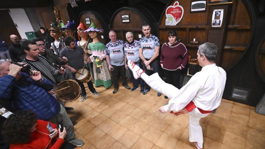 Bidasoako Erraldoiak, protagonistas del txotx de Ola Sagardotegia