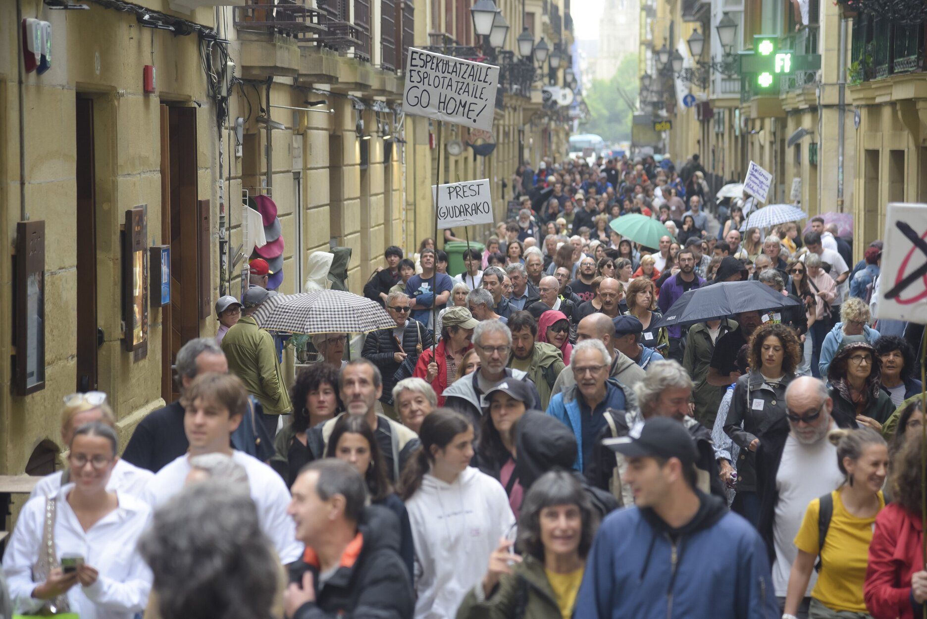 Donostia sale a la calle para protestar en contra de la turistificación