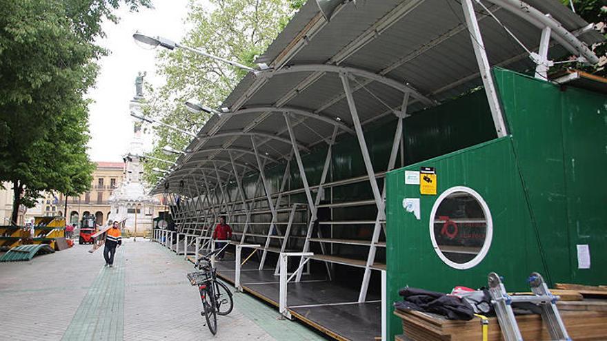 Empleados trabajan en la instalación y montaje de la tómbola de Cáritas.