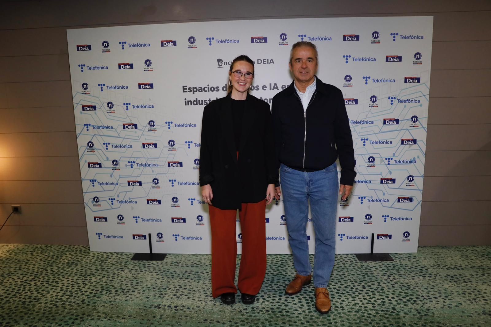 La responsable de desarrollo de DEIA, Haizea González, con Tirso Barbier.