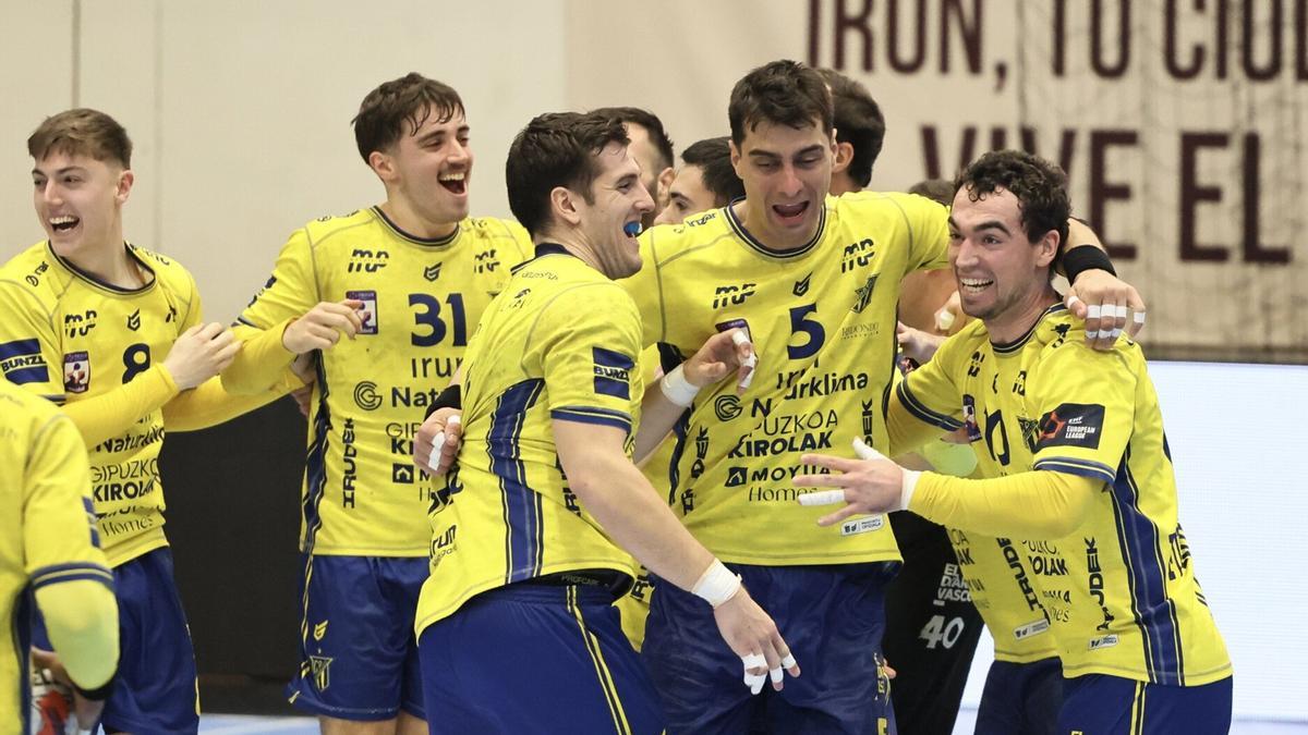 Los jugadores del Irudek Bidasoa Irun, tras el triunfo en la EHF European League ante el Potaissa Turda en Artaleku
