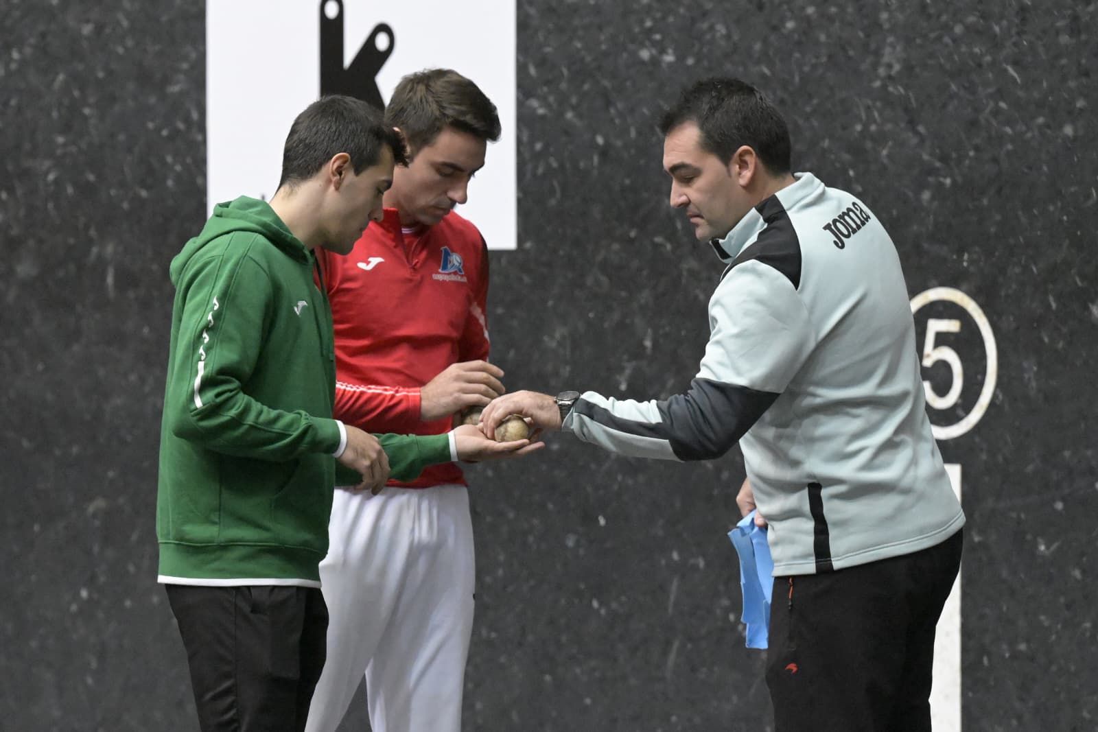 Peio Etxeberria (colorado) y Javier Zabala (azul) eligen material para la final del Cuatro y Medio.