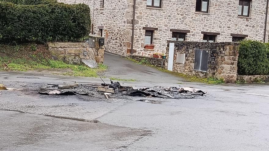 El PNV condena la quema de contenedores y propone regular la pirotecnia en Eskoriatza