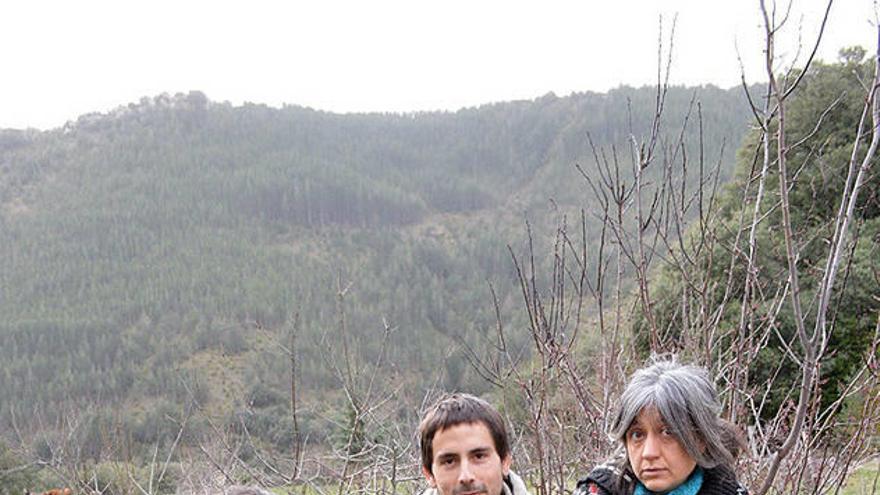 Inés Muñoz, Arkaitz León y Vero Reza, los impulsores del nuevo proyecto (H)uts Editorial, posan en Lakabe (Valle de Arce).