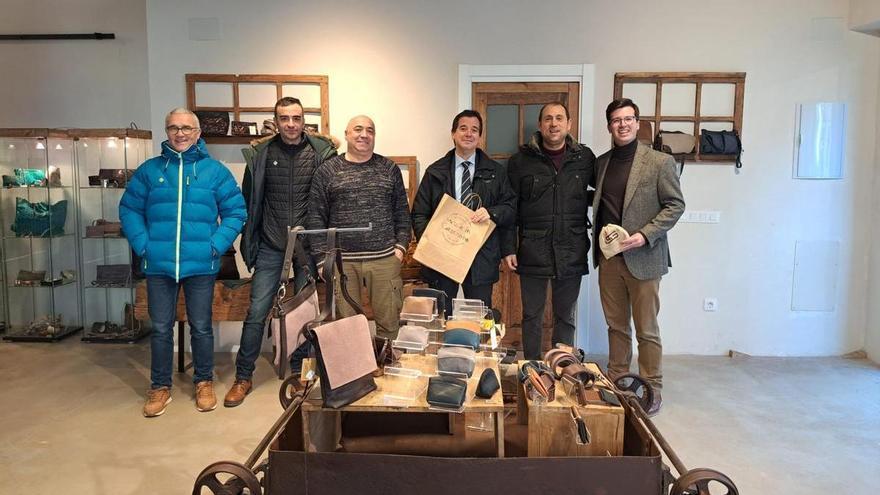 Cascante pone en valor su artesanía: Irujo visita el taller de Sergio Gómara