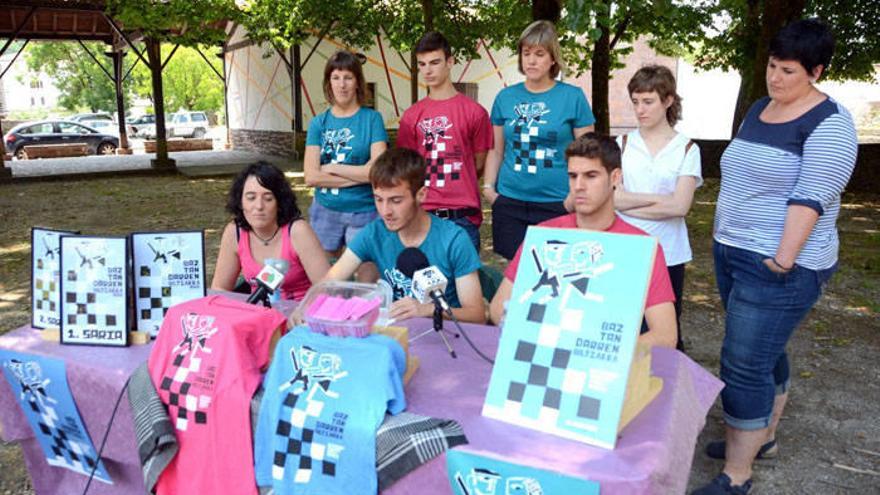 Representantes de Baztandarren Biltzarra Elkartea, en la presentación del programa de este año.