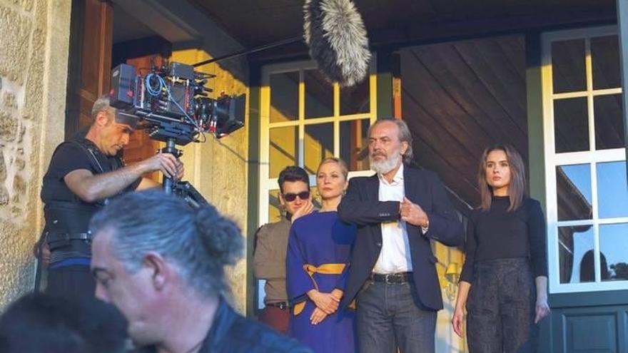 José Coronado y parte del elenco de &#039;Vivir sin permiso&#039;, ficción que emitirá Telecinco