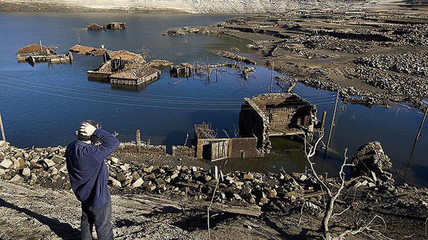Un pueblo, bajo las aguas, sale a flote 20 años después