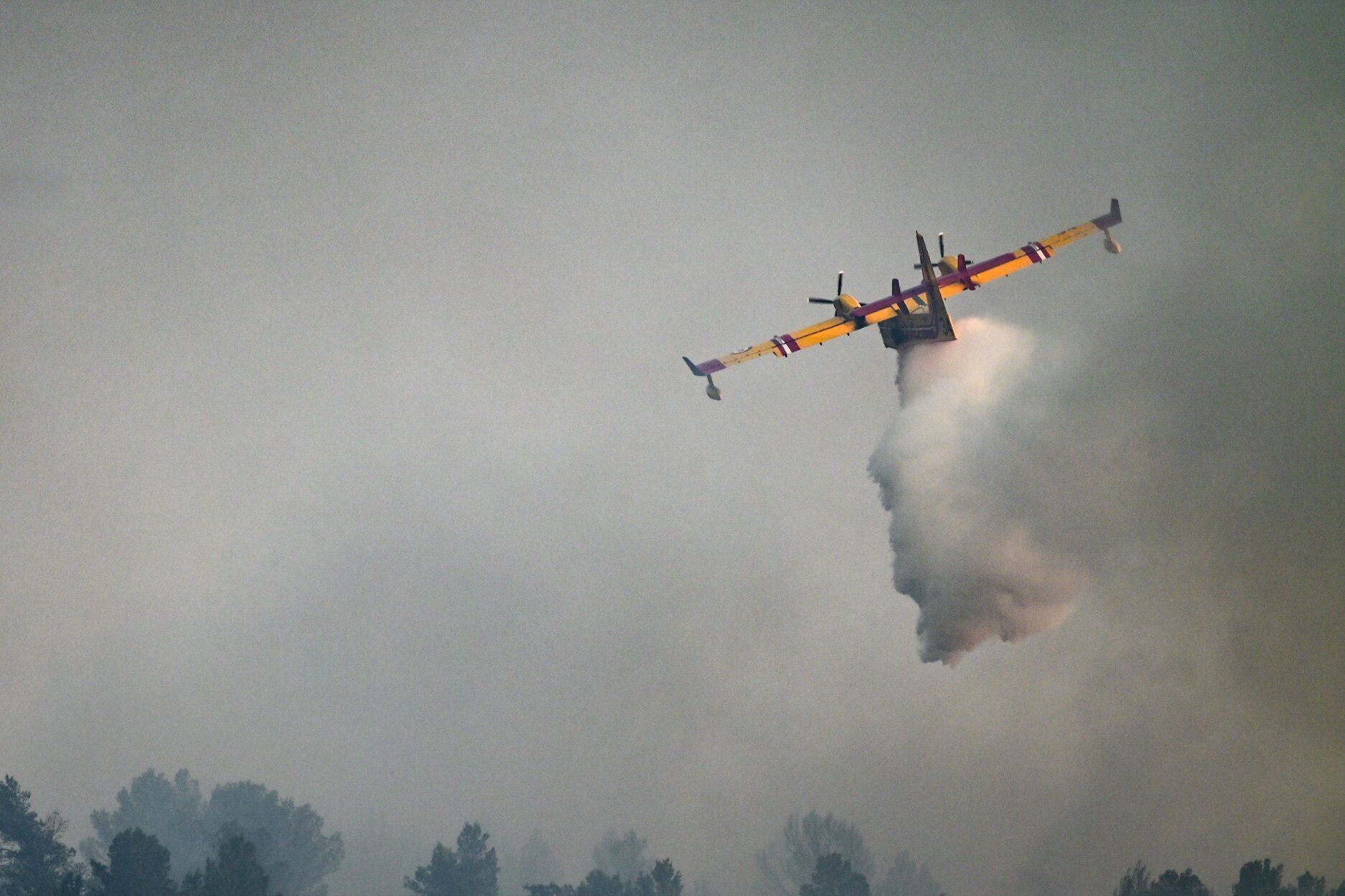 Francia lucha contra uno de los peores incendios en medio siglo