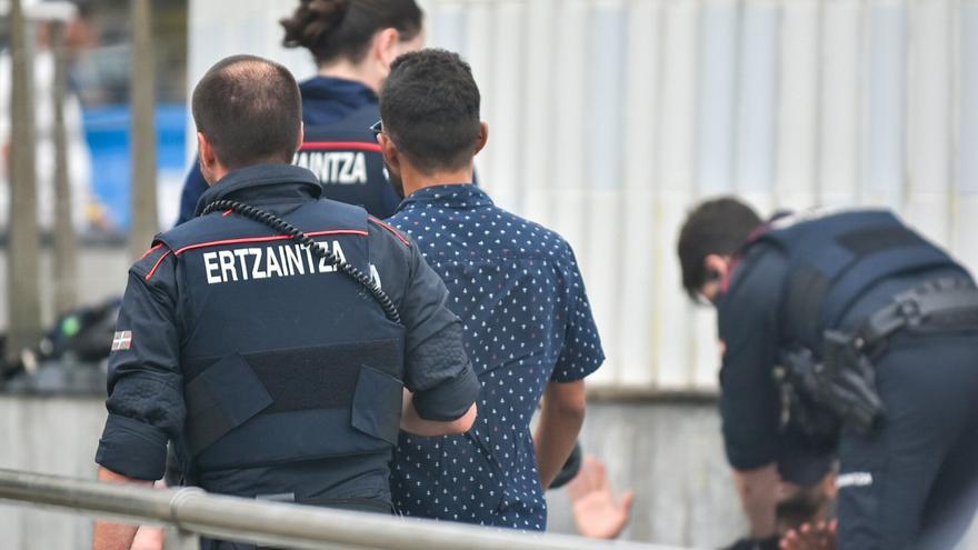Se intentan ocultar en una marquesina tras robar en el almacén de un bar en Intxaurrondo
