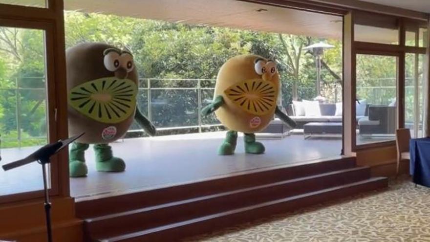 El surrealista recibimiento a la primera ministra de Nueva Zelanda en Japón