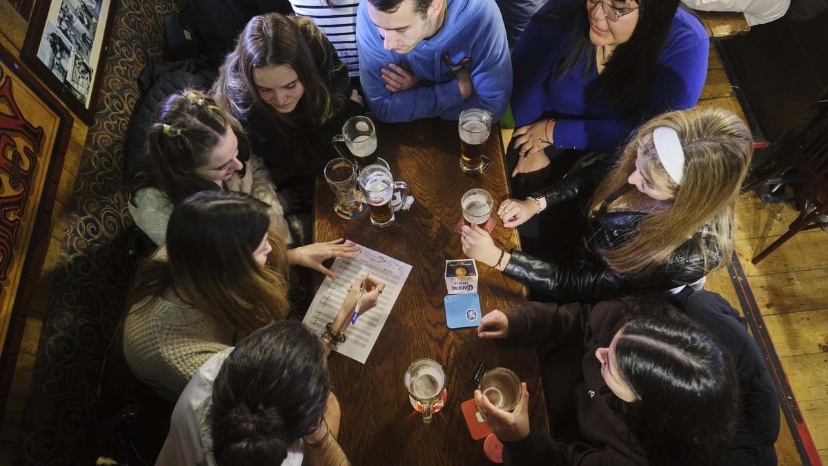 Un grupo de amigos, durante una partida de trivial