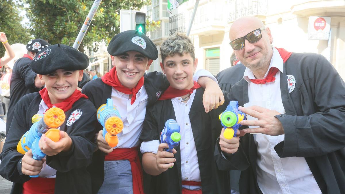 Las pistolas de agua, unas cuantas copas de champán hinchables y una motosierra se convierten en los protagonistas del paseíllo de ida.