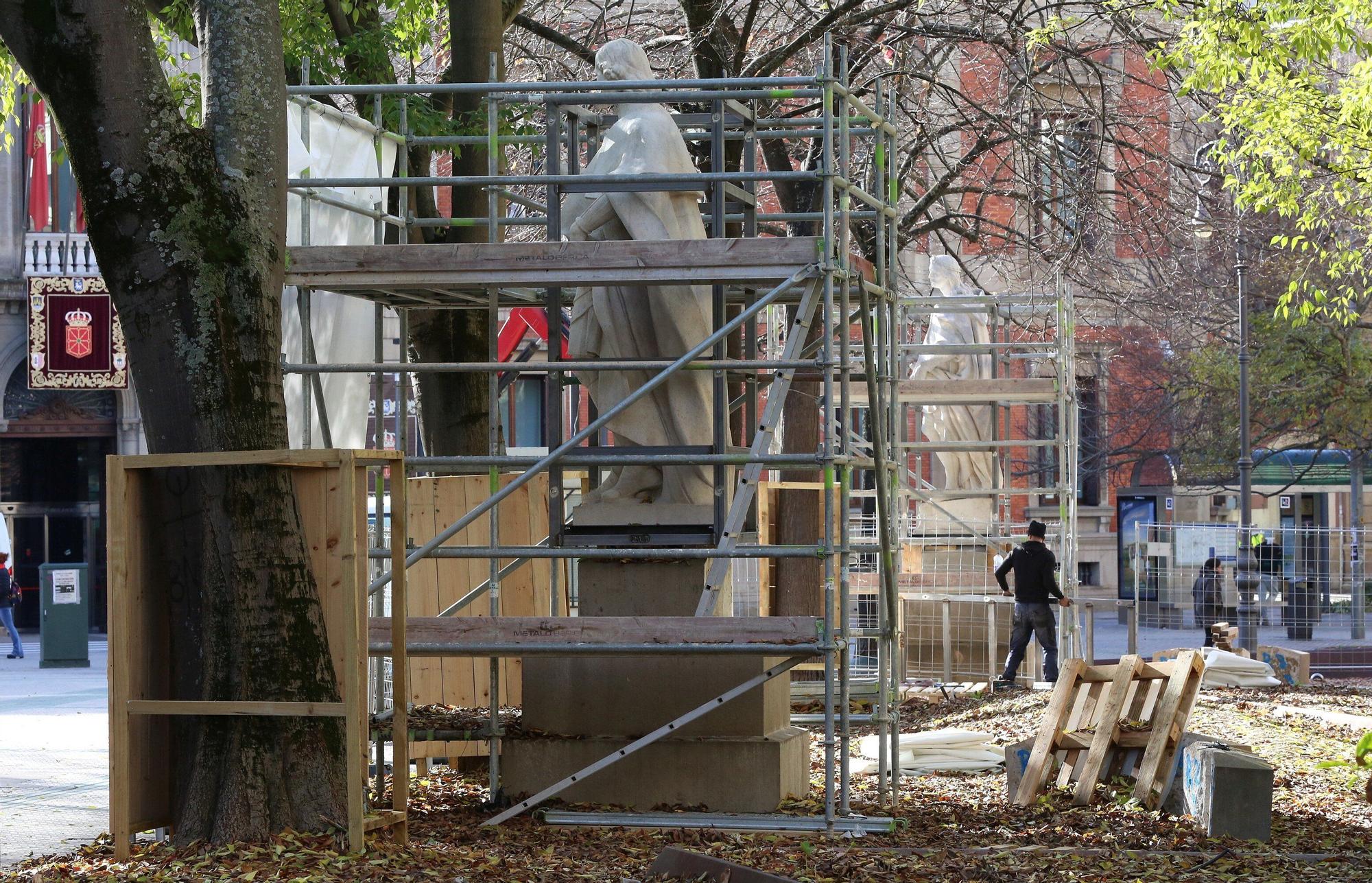 Preparativos para el traslado de las estatuas del Paseo Sarasate