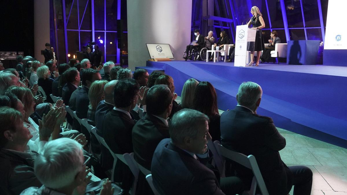 Las personas asistentes atentas a lo que pasa en el escenario.