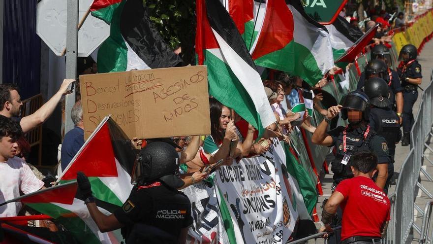 Un manifestante propalestino invade la calzada y provoca una caída en la Vuelta