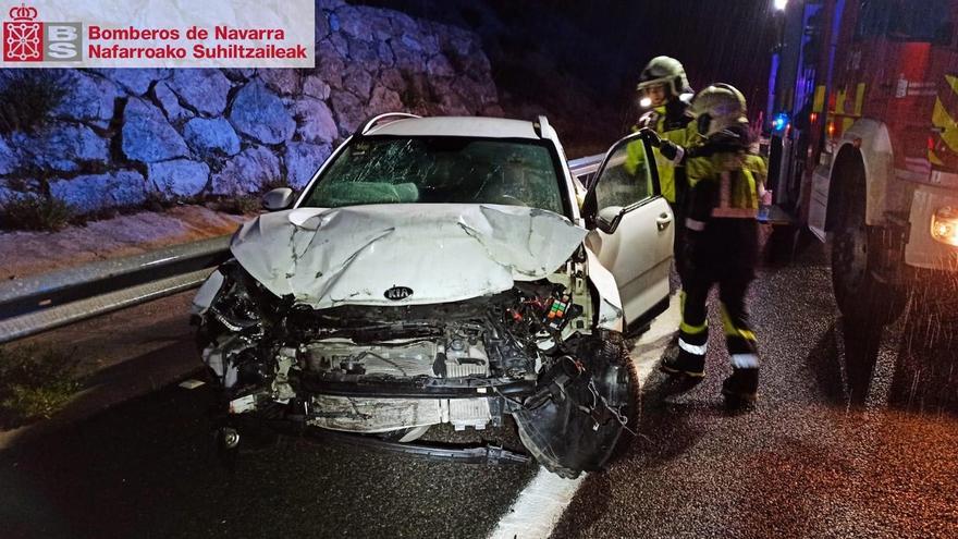 Herido leve un joven de 29 años en una colisión por alcance con un camión en la A-21