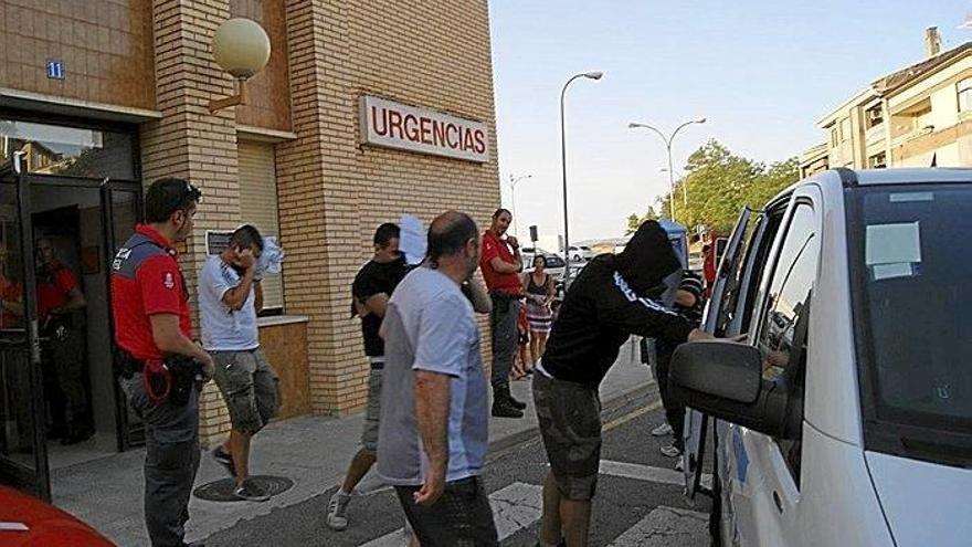Los aficionados del Zaragoza heridos en la pelea abandonan el centro de salud en un taxi.