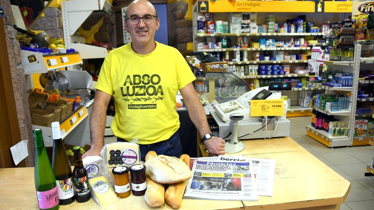 Entre los productos que Koldo tiene en la tienda no falta el producto local de Kilómetro 0 y la prensa diaria