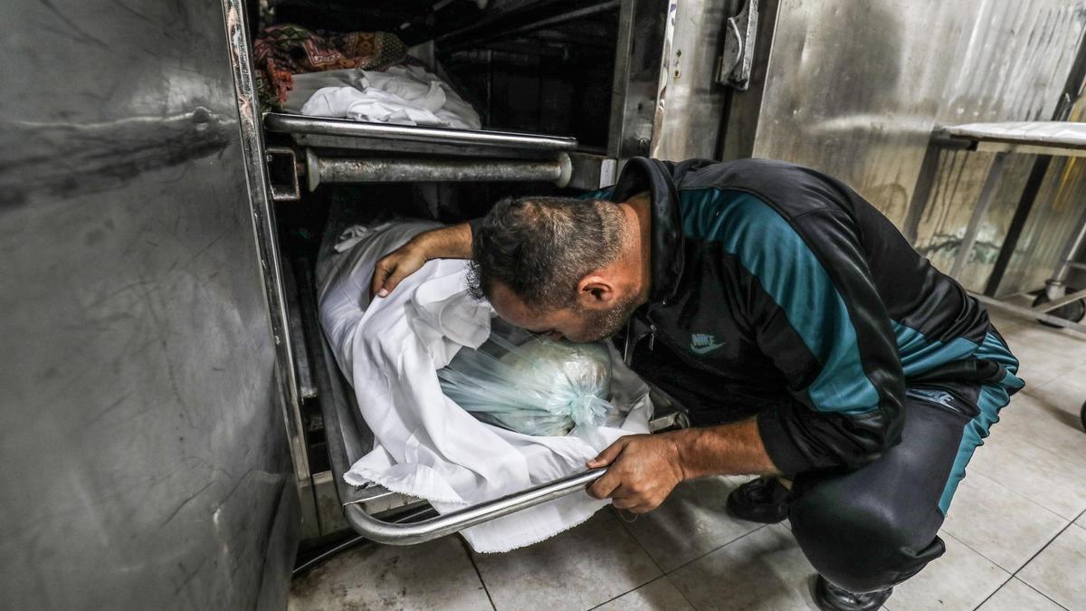 Un palestino besa el cuerpo de un familiar fallecido.