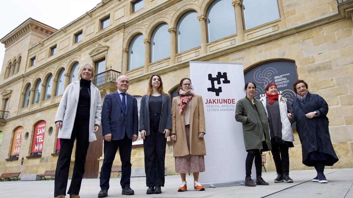 Presentación de la exposición de Jakiunde en Donostia.