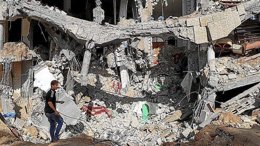 Un hombre pasea entre los escombros de un edificio residencial en la Franja de Gaza.  | FOTO: E.P.