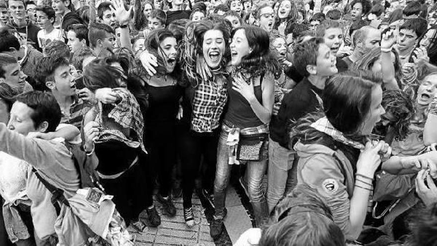 Las cuadrillas más jóvenes de la Rochapea disfrutan del chupinazo.