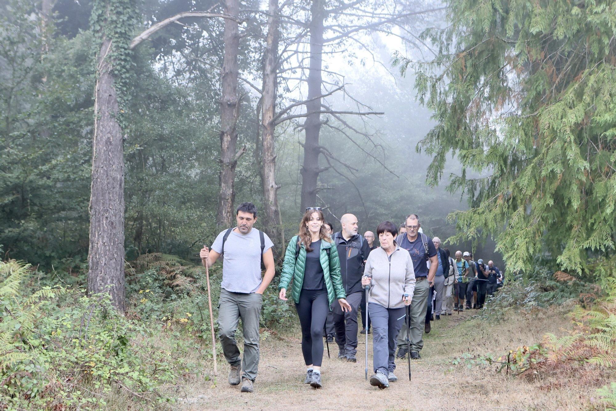 En imágenes: La corporación municipal recorre los mojones en el Día de Olarizu