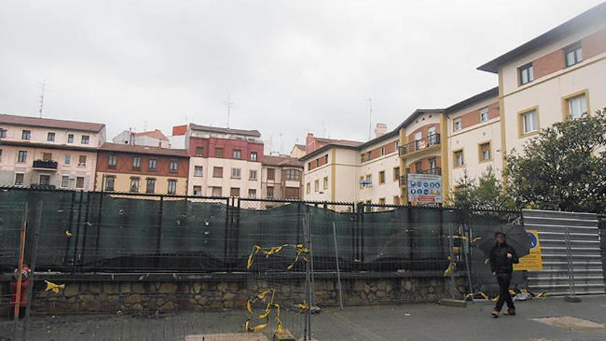 La construcción de la kultur etxea de Romo se encuentra en la primera fase, que se corresponde con la excavación, cimentación y estructura del edificio.