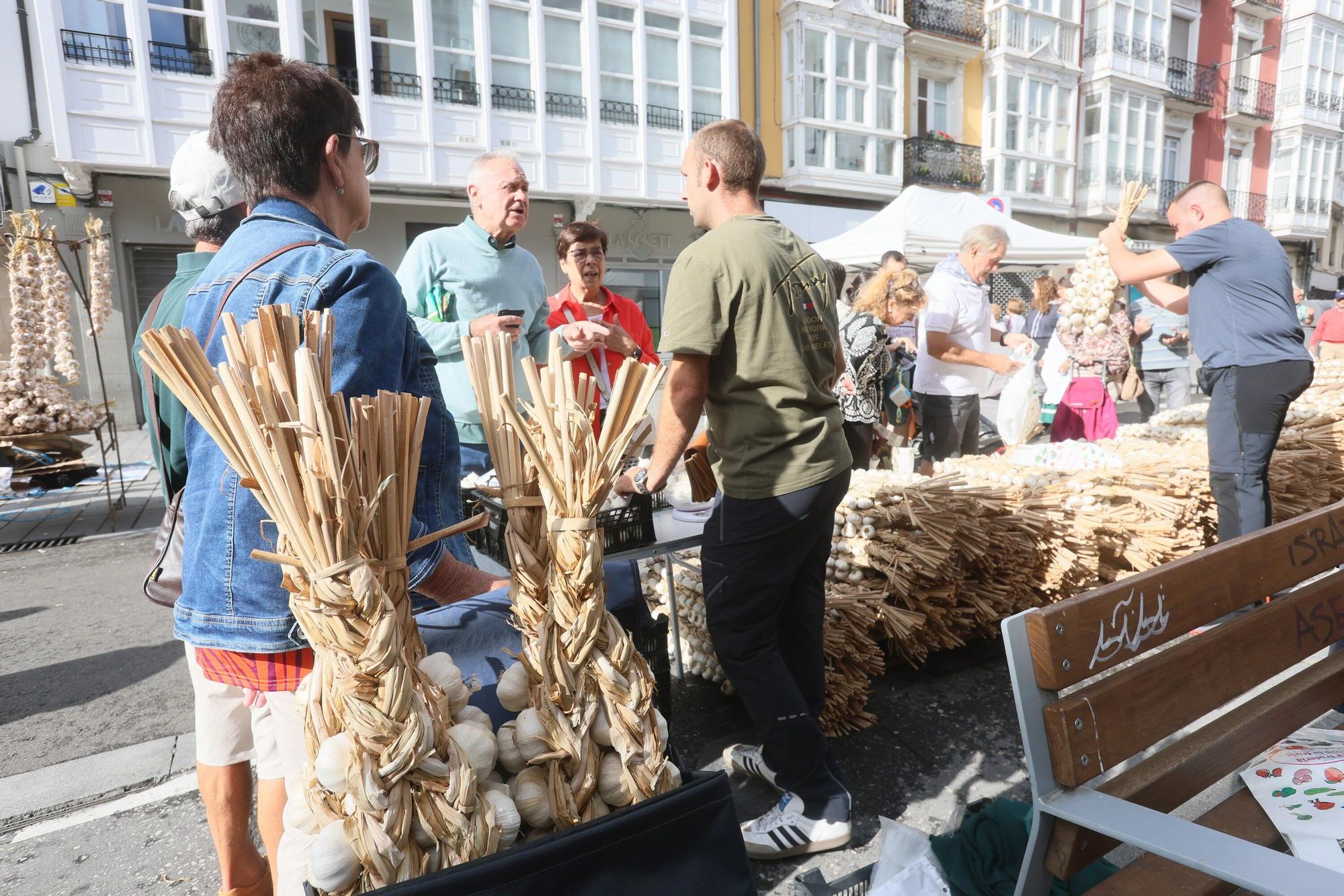 En imágenes: La feria de ajos atrae a los vitorianos un año más