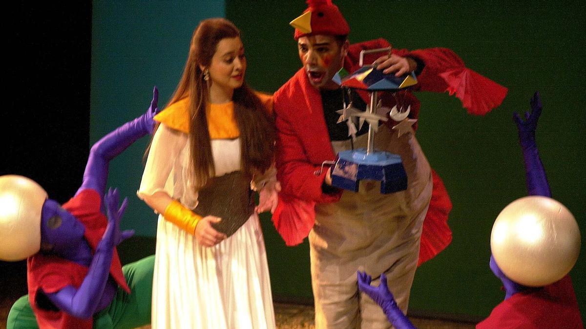 La princesa Pamina y Papageno, en una escena de la &quot;La Flauta Magica&quot;, de Mozart, representada por Les Comediants.