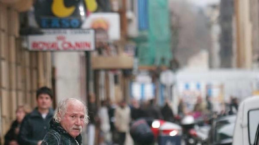 El Ayuntamiento de Donostia sustituye las tapas ciegas de la calle Aldamar ante las posibles avenidas por olas
