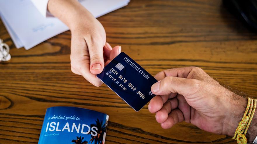 ¿Cómo me conviene pagar las vacaciones, con tarjeta de crédito o con un préstamo?