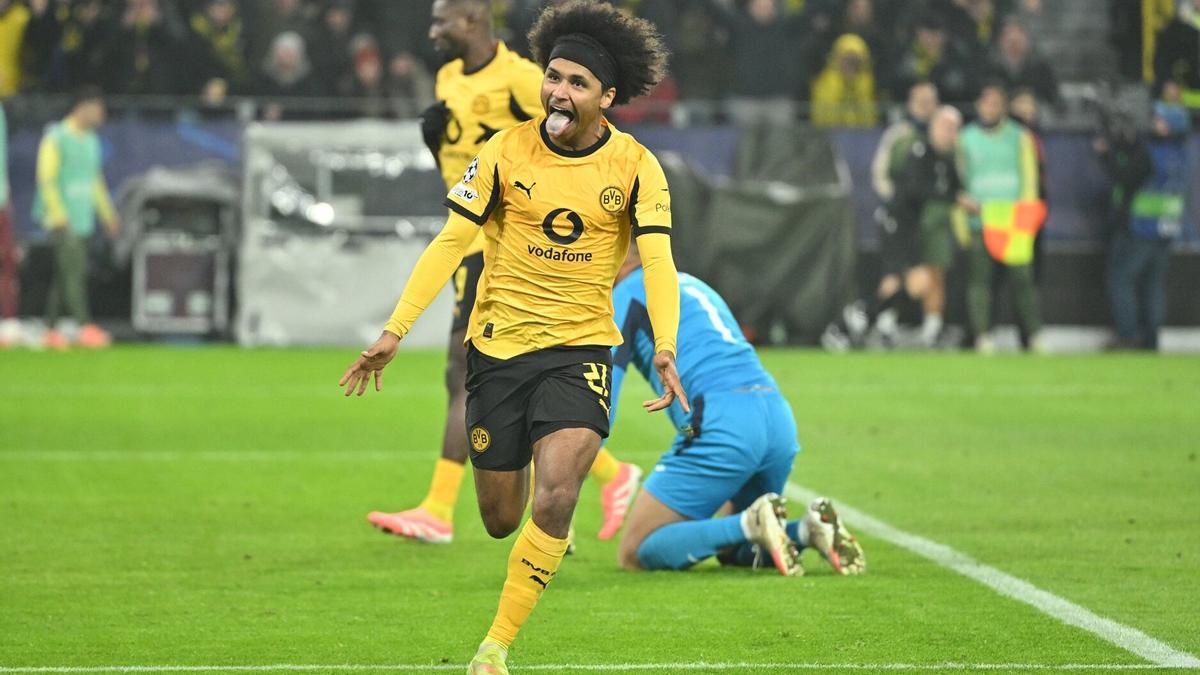 Karim Adeyemi celebra uno de los goles del Dortmund ante el Villarreal (4-0) en la Liga de Campeones.