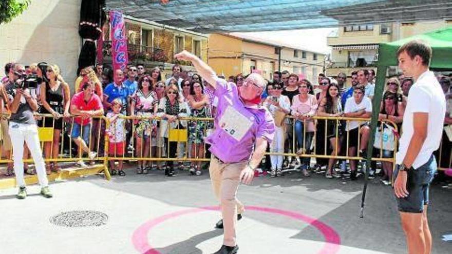 Un participante en el concurso ‘pesotomate’, en el momento del lanzamiento.