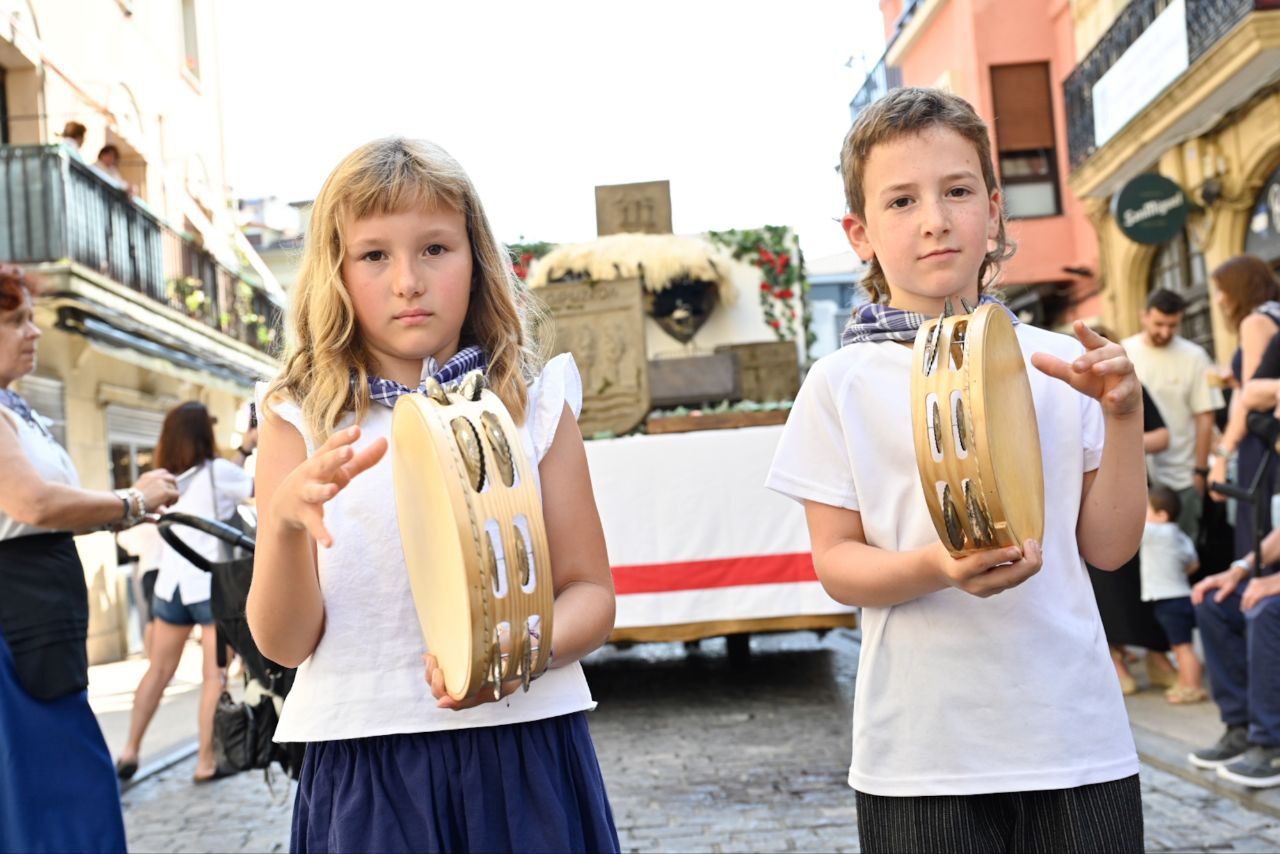 Gran ambiente en el desfile de la Euskal Jira de Irun